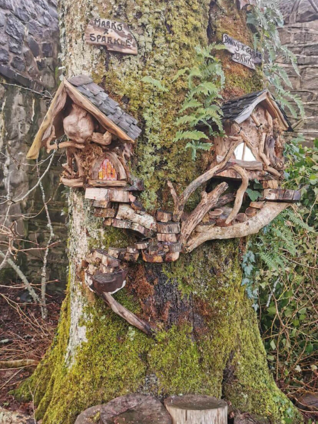 Deux maisonnettes pour fées fabriquées avec des morceaux de bois.