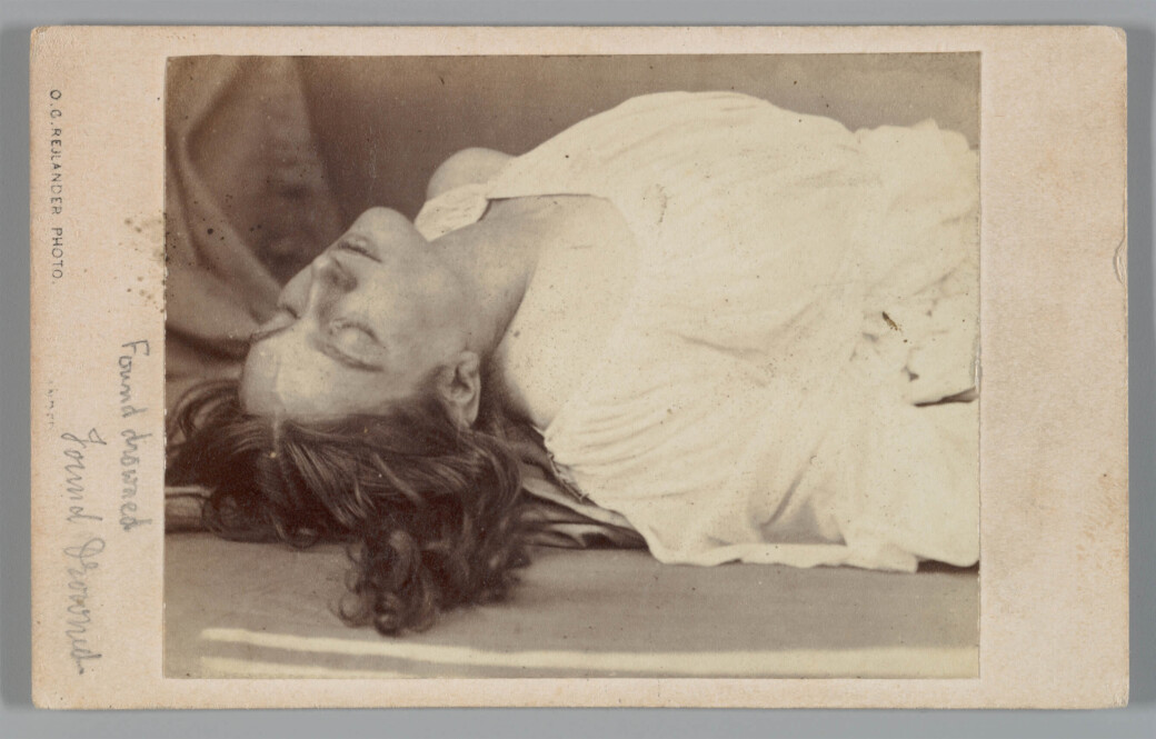 Photo artistique vintage représentant une femme noyée