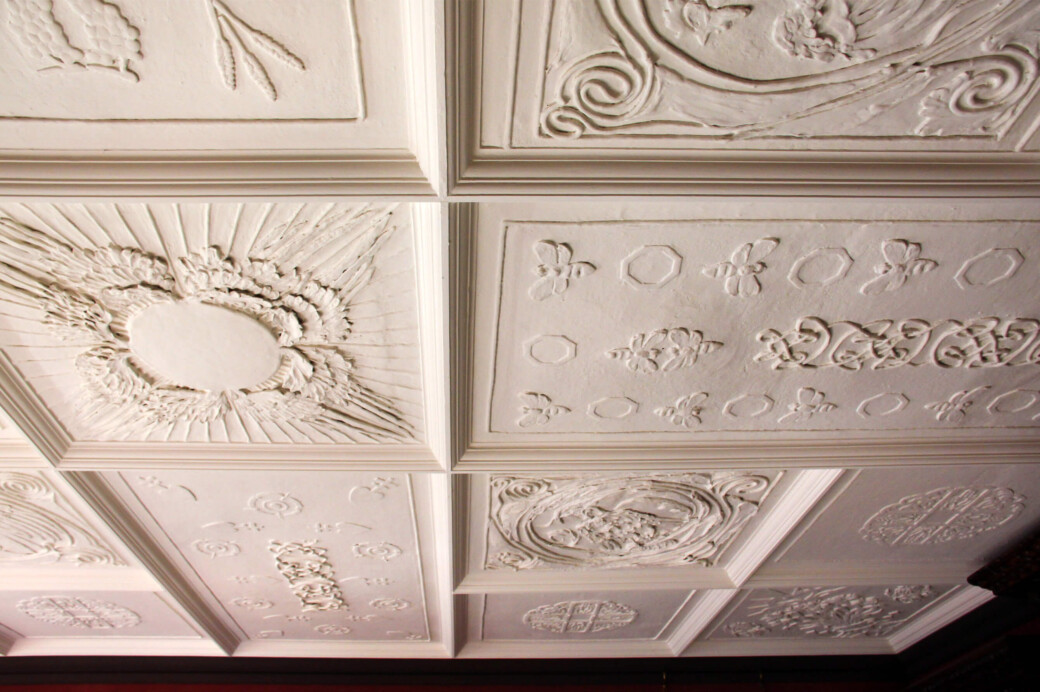 Plafonds décorés avec des motifs en gesso