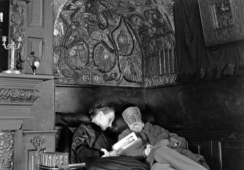 Mary Watts lit un livre à son mari, G.F. Watts, dans leur maison Limnerslease.