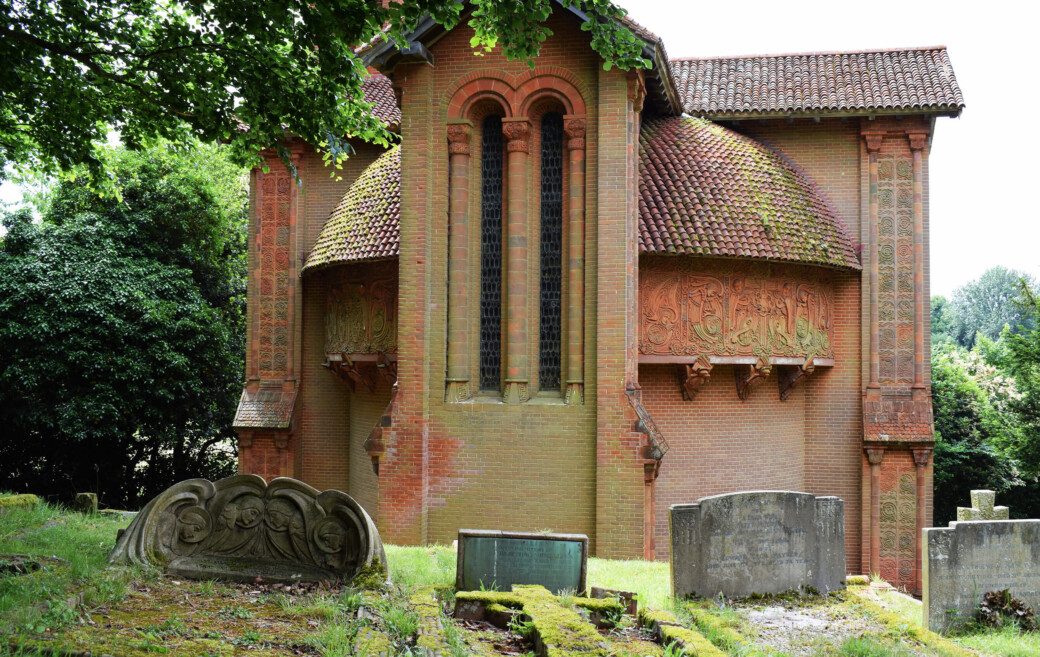 Cimetière de Compton, au pied de la Watts Chapel.