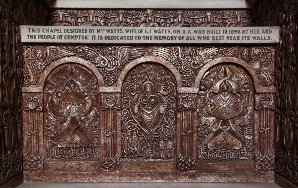 Autel de la Watts Chapel, décoré avec de nombreux motifs celtiques.