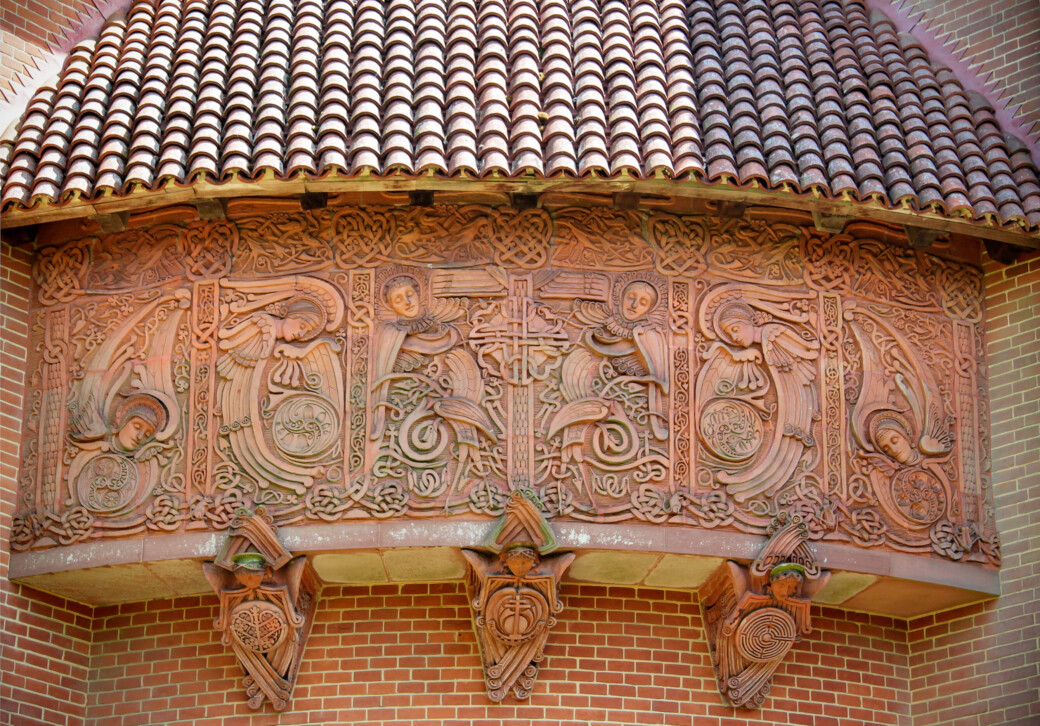 Frise sculptée représentant des anges et des pélicans sur la façade de la Watts Chapel.