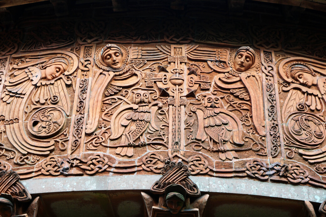 Frise sculptée représentant des anges et des chouettes sur la façade de la Watts Chapel.