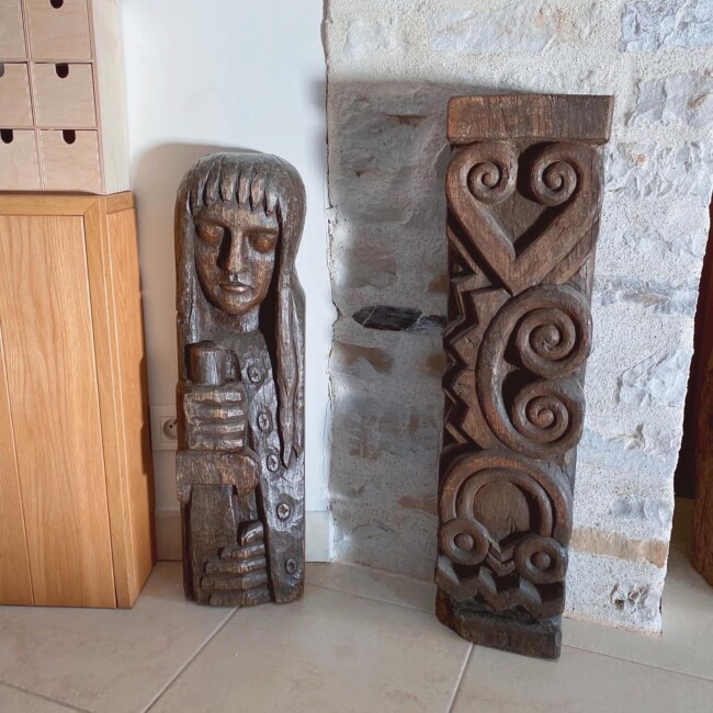 Statues en bois sculptées avec des motifs bretons, Eugène Aulnette.