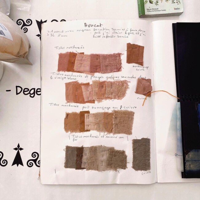 Nuancier de Jodie Camus, avec plusieurs échantillons de tissu teints avec de l’avocat, plus ou moins longtemps, pour obtenir différentes teintes.