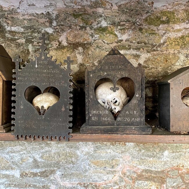 Boîtes à crâne de l’ossuaire de Saint-Fiacre