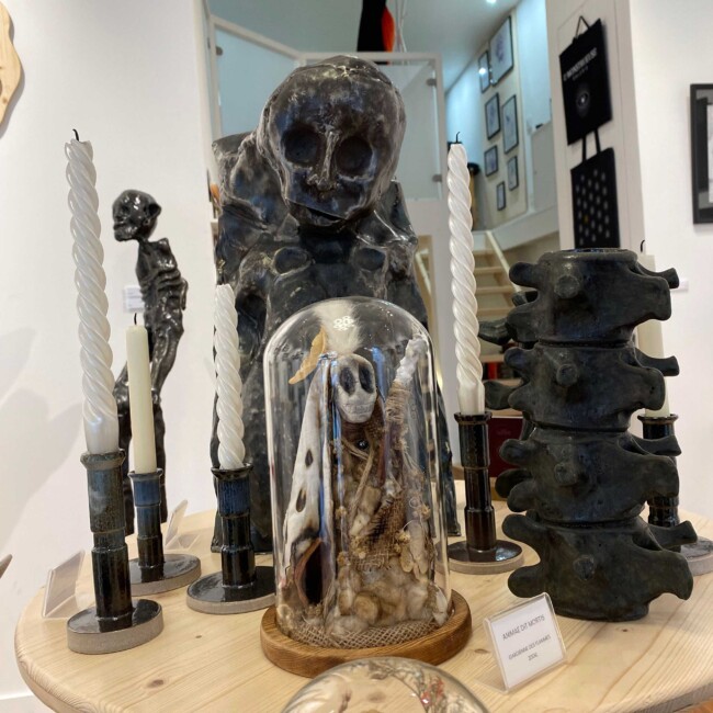 Sculptures en acier de Siméon, céramique de Margareth Leveneur, et « témoin » de Animae Dit Mortis.