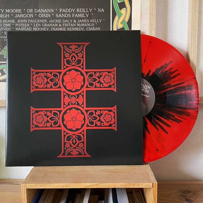 Vinyle rouge et noir de Faith and the Muse.