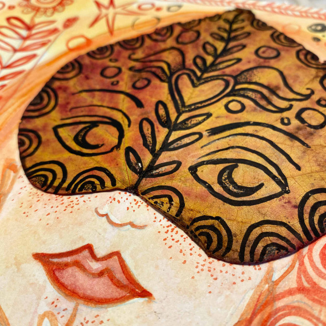 « Masque » réalisé avec une feuille d’arbre séchée de mon jardin sur laquelle j’ai dessiné.