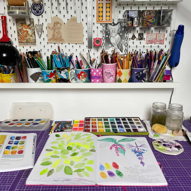 Peinture et dessin dans carnet de croquis