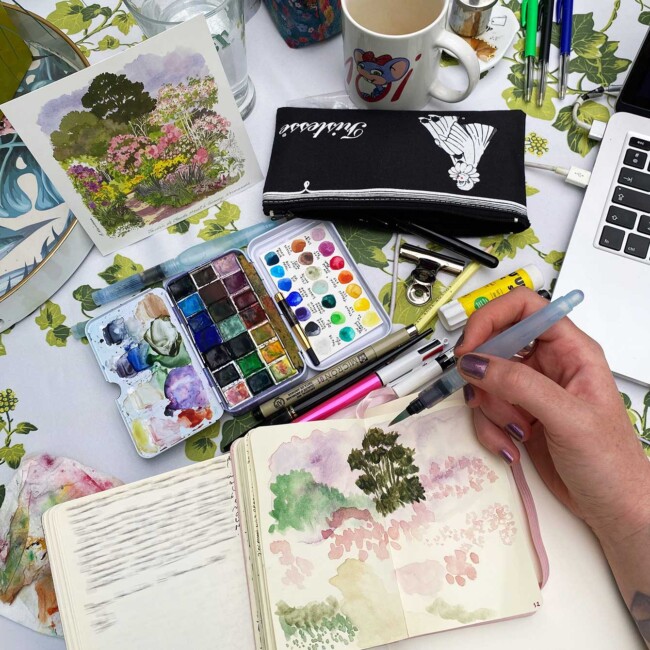 Je peins à l’aquarelle dans un carnet