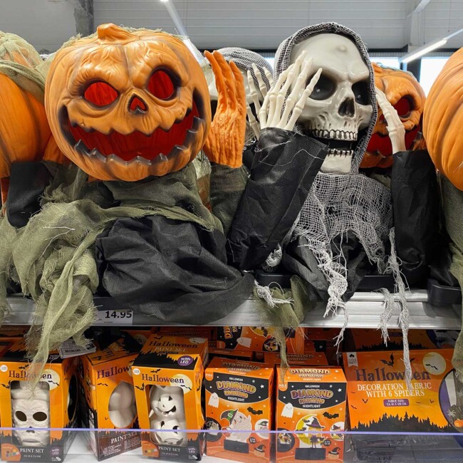 Citrouille et squelette dans un magasin
