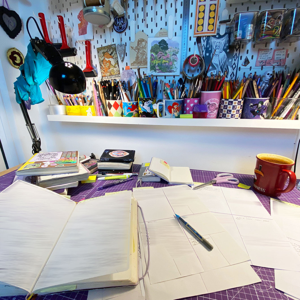 Prise de notes pendant la relecture de mes carnets
