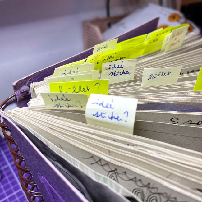 Post-it qui servent de marque-pages