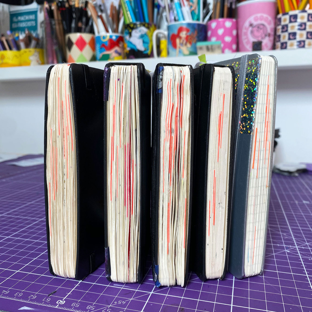 Tranches de carnets avec des marque-pages fluo.