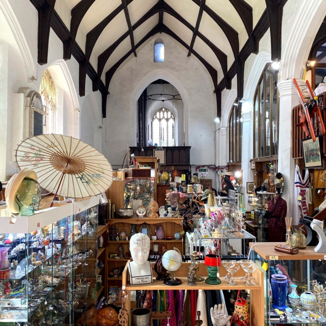 Brocante dans une église