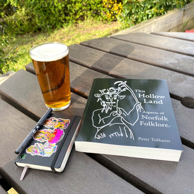 Livre sur le folklore du Norfolk, carnet et bière.