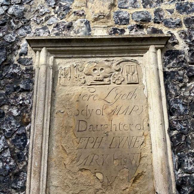 Pierre tombale macabre