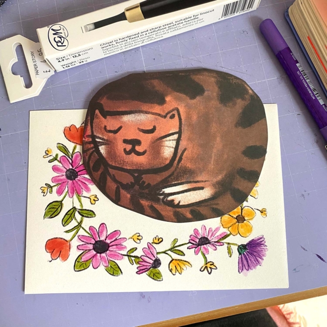 Papeterie anglaise, carte en forme de chat et gouge pour la gravure.