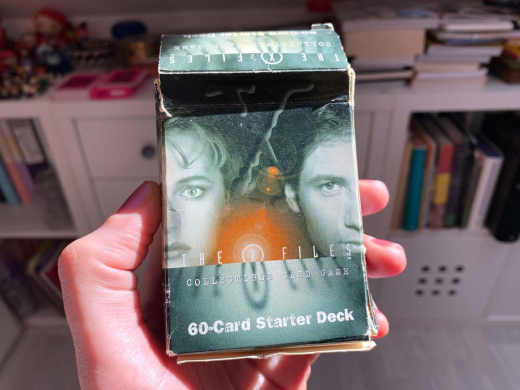 Boîtier abîmé d’un jeu de cartes The X Files