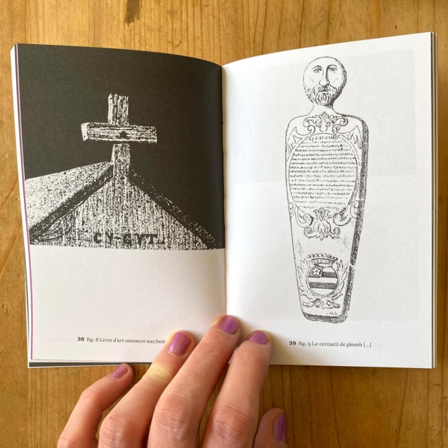 Double page d’un zine représentant la partie supérieure d’une boîte à chef, et un cercueil à forme humaine.