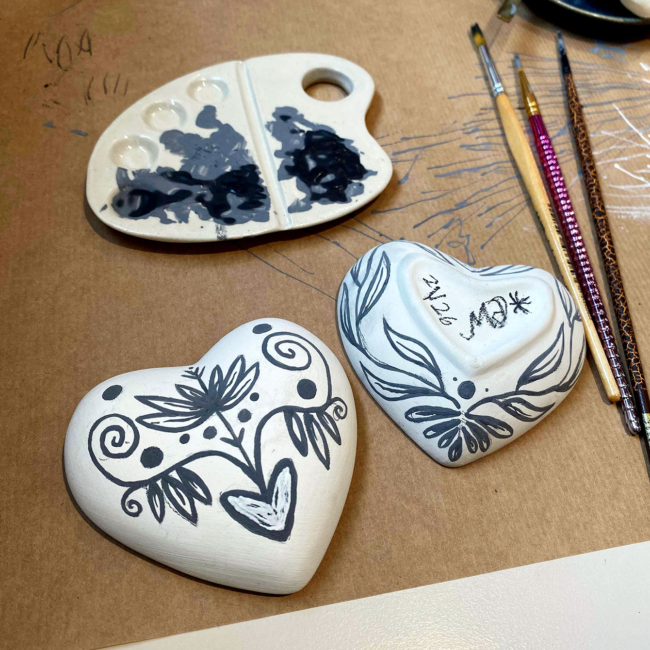 Boîte en faïence en forme de cœur sur laquelle j’ai peint des motifs d’inspiration bigoudène.
