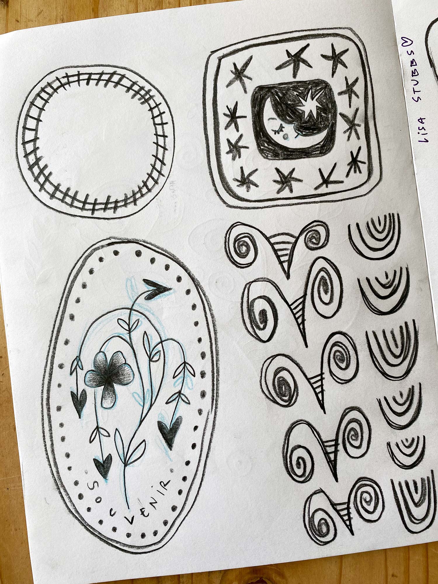 Croquis avec lune, étoiles, spirales, pensée, cœurs…
