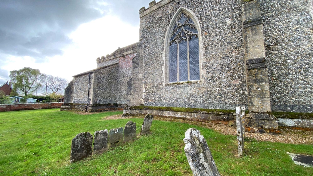 Vue d’ensemble du cimetière au pied de l’église.