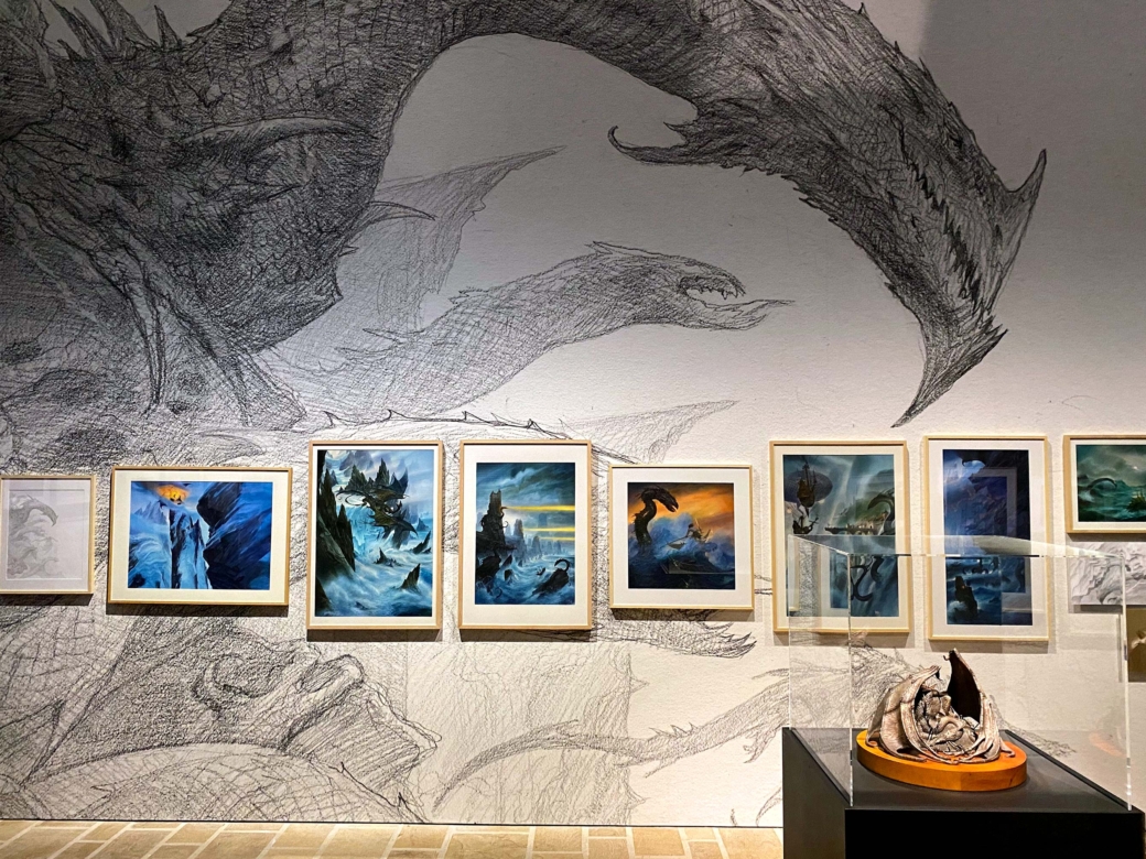 Mur recouvert d’un dessin de dragon avec des cadres
